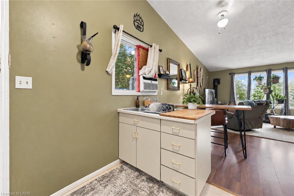26 Renfrew Street E Property Photo 37