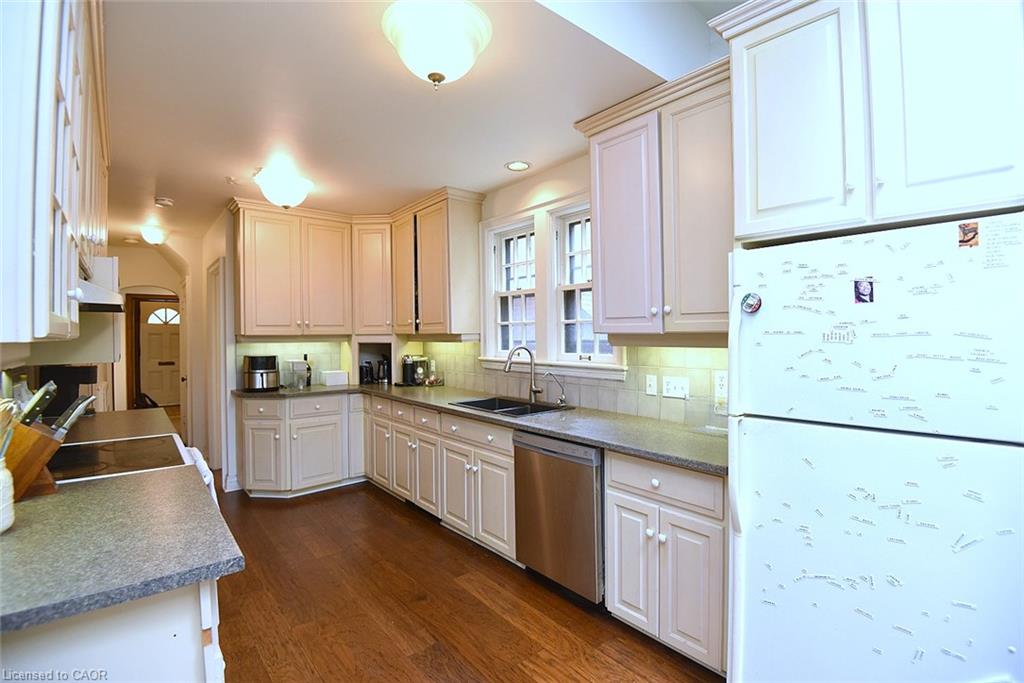 1236 King Street W Property Photo 9
