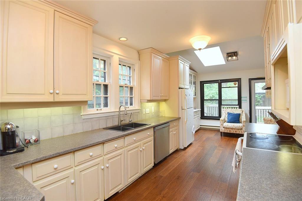 1236 King Street W Property Photo 10