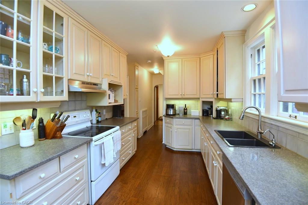 1236 King Street W Property Photo 11