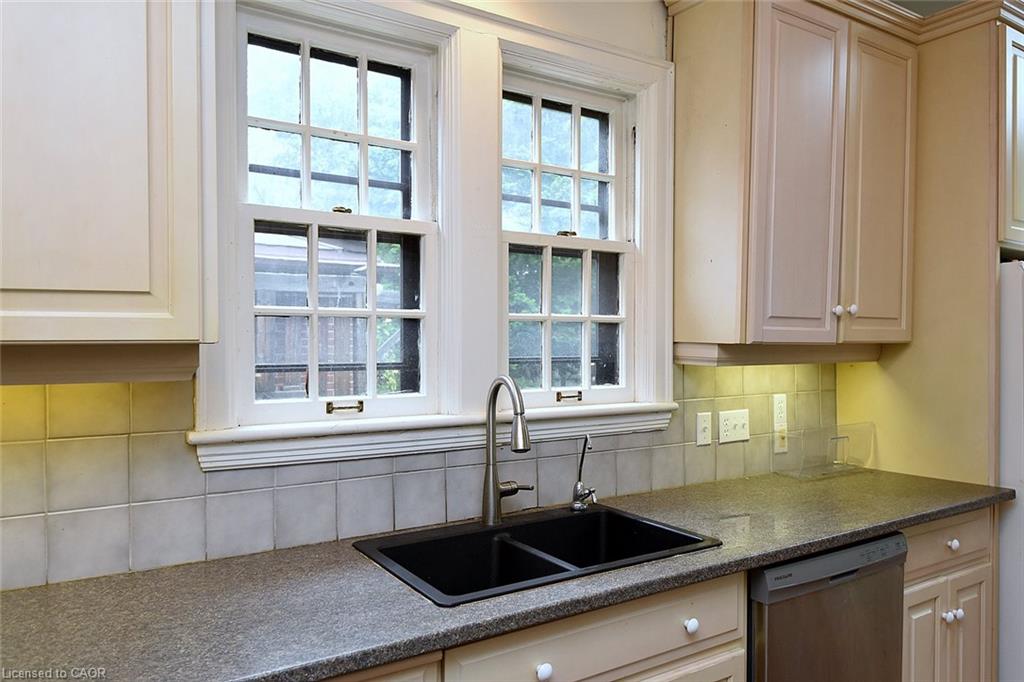 1236 King Street W Property Photo 12