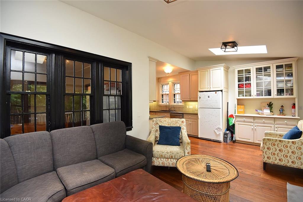 1236 King Street W Property Photo 15