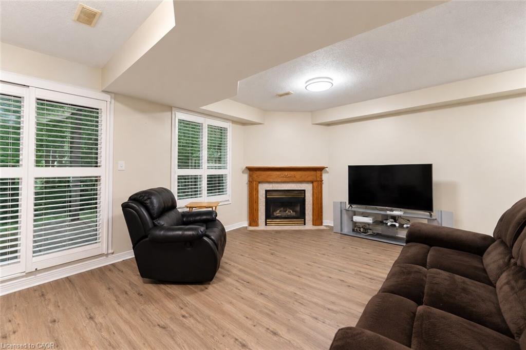 4-348 Highland Road W Property Photo 27