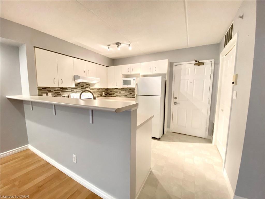 209-1450 Bishops Gate Property Photo 3