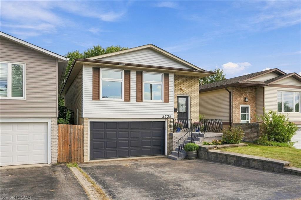 2328 Malcolm Crescent Property Photo 2