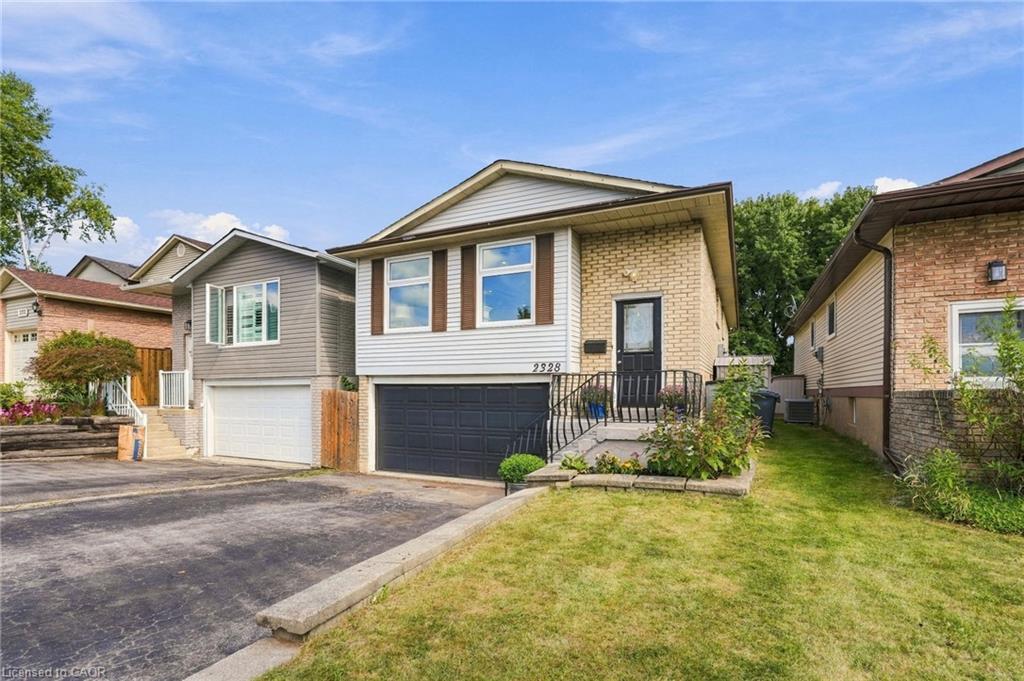 2328 Malcolm Crescent Property Photo 3