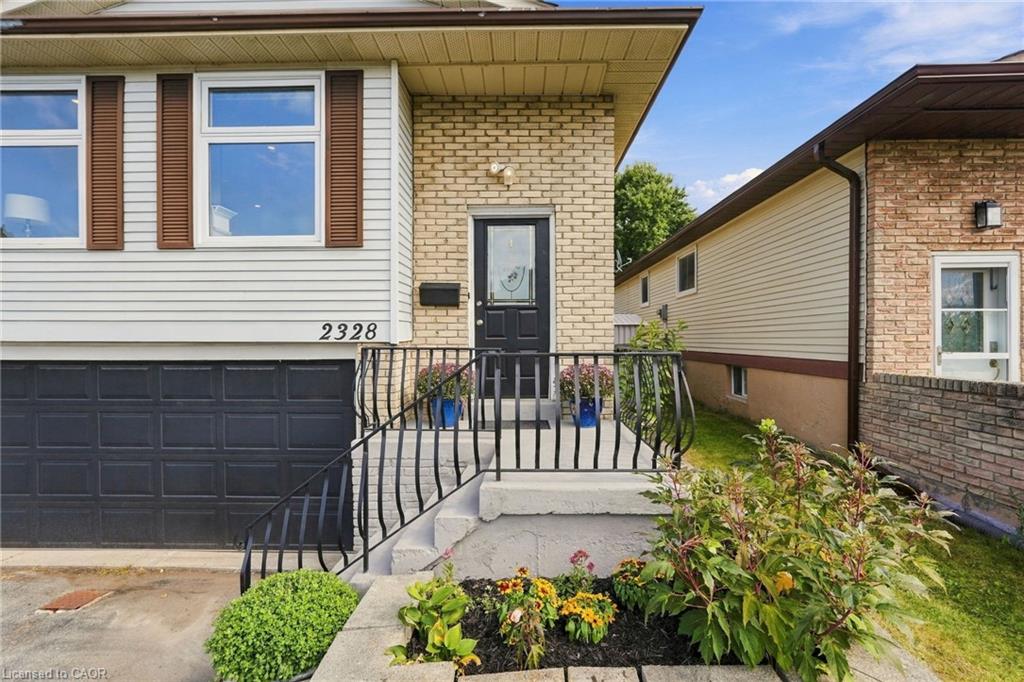 2328 Malcolm Crescent Property Photo 4