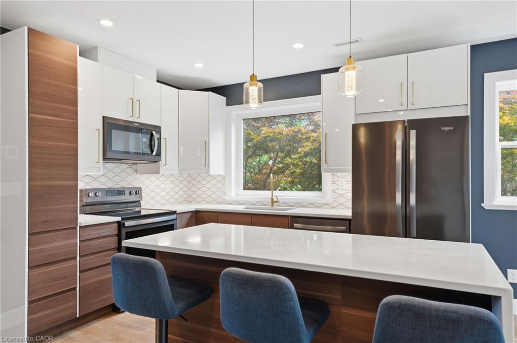 2-58 Rosslyn Avenue N Property Photo 1
