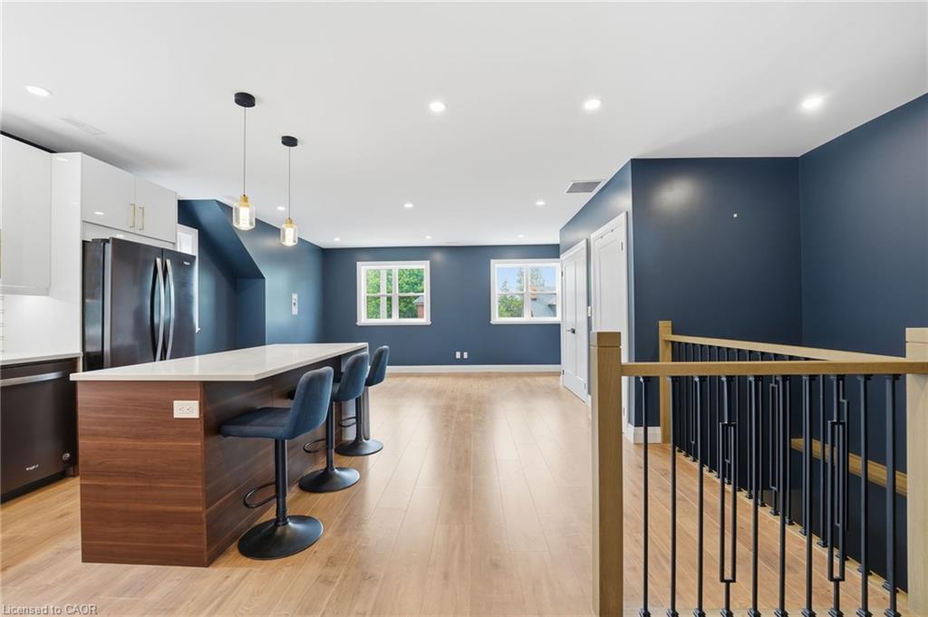 2-58 Rosslyn Avenue N Property Photo 6