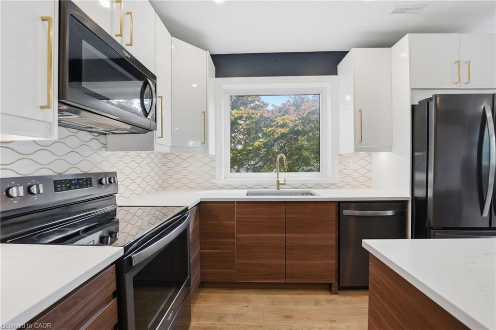 2-58 Rosslyn Avenue N Property Photo 8