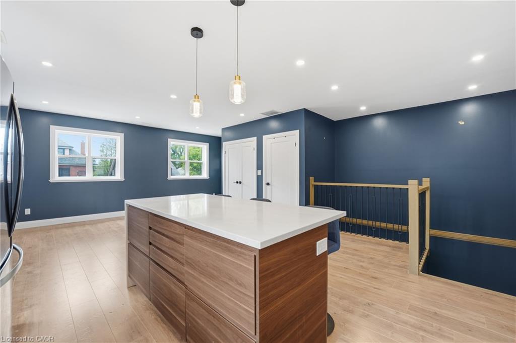 2-58 Rosslyn Avenue N Property Photo 12