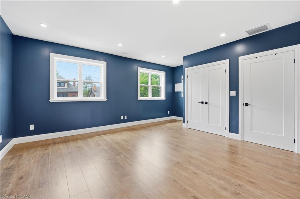 2-58 Rosslyn Avenue N Property Photo 13