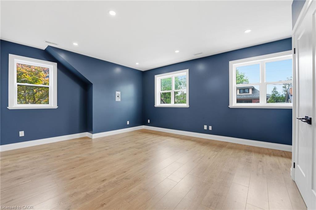 2-58 Rosslyn Avenue N Property Photo 14