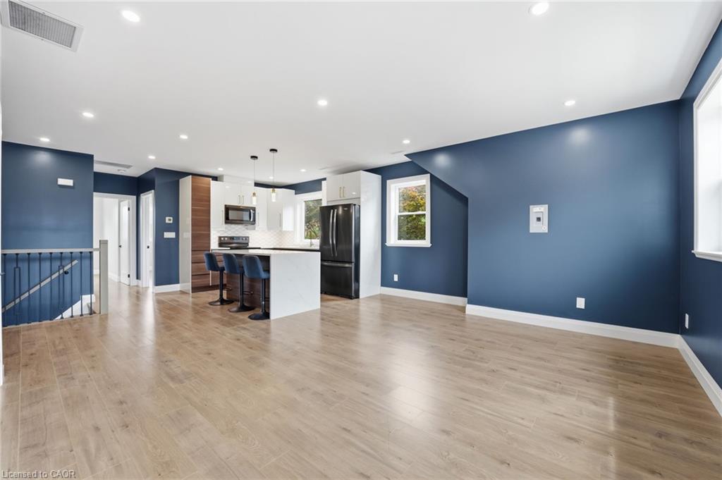 2-58 Rosslyn Avenue N Property Photo 16