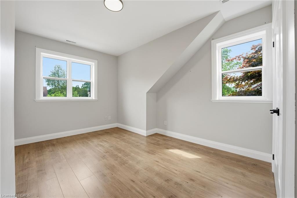 2-58 Rosslyn Avenue N Property Photo 17