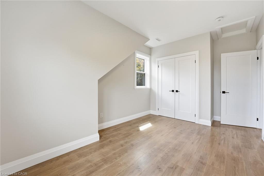 2-58 Rosslyn Avenue N Property Photo 18