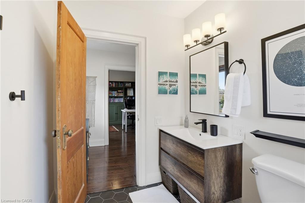 17 Tuxedo Avenue S Property Photo 27