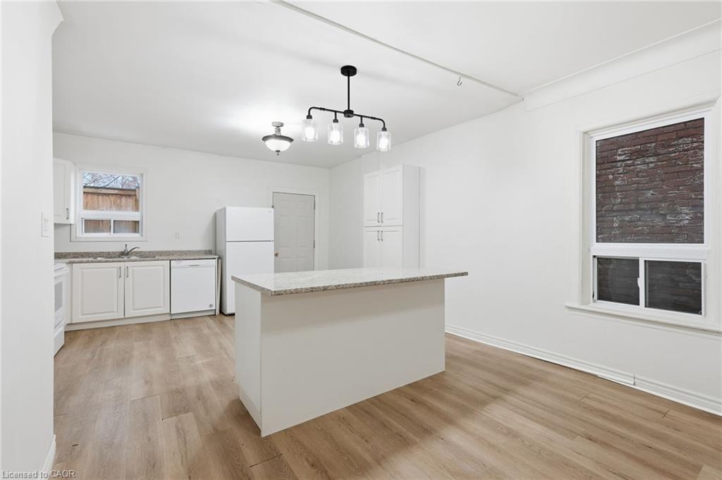 39 Burlington Street E Property Photo 9
