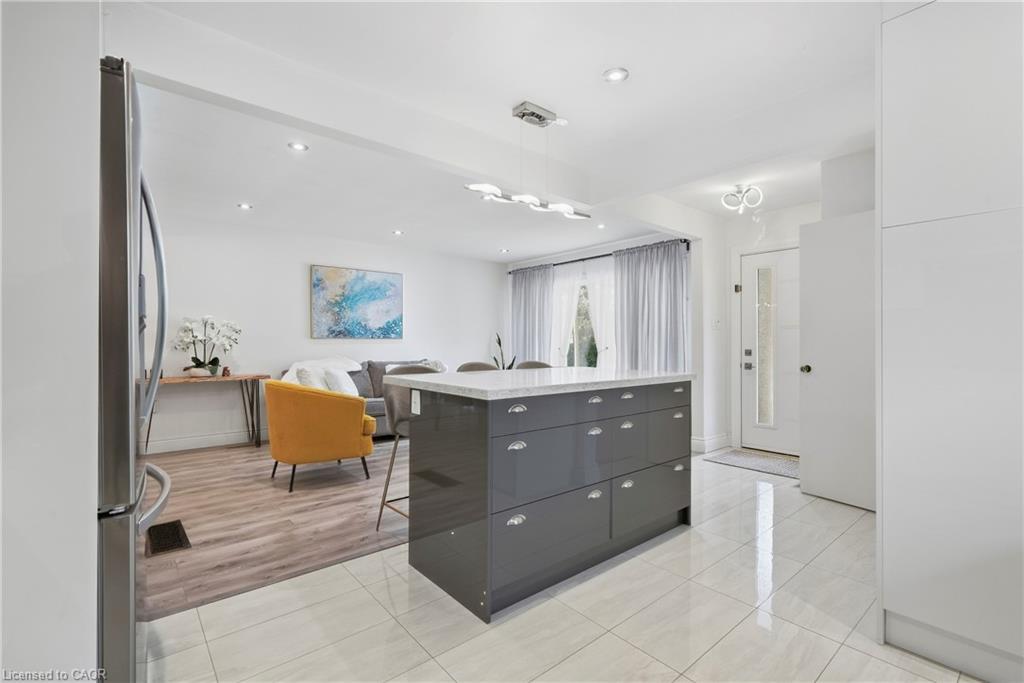 215 West 33rd Street Property Photo 8