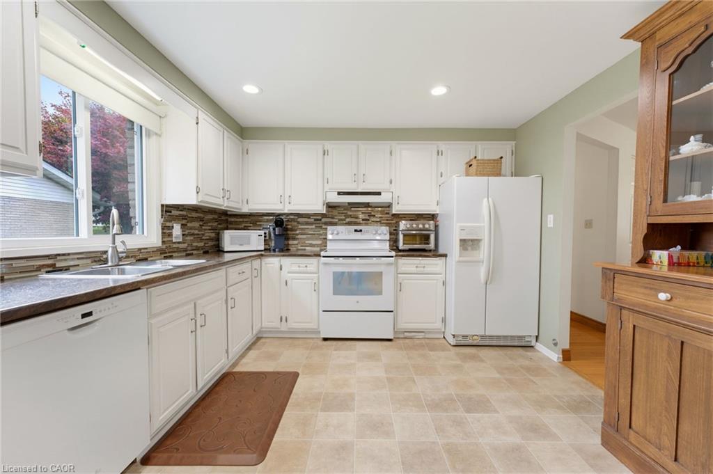 15 Mclaren Avenue N Property Photo 12