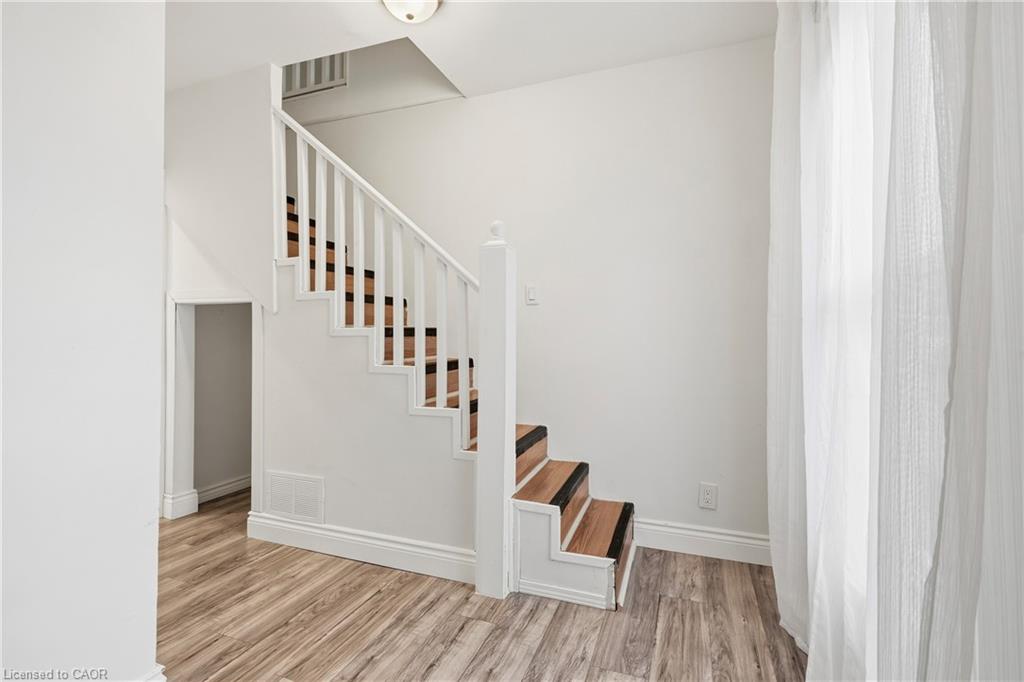 5098 St Lawrence Avenue Property Photo 19