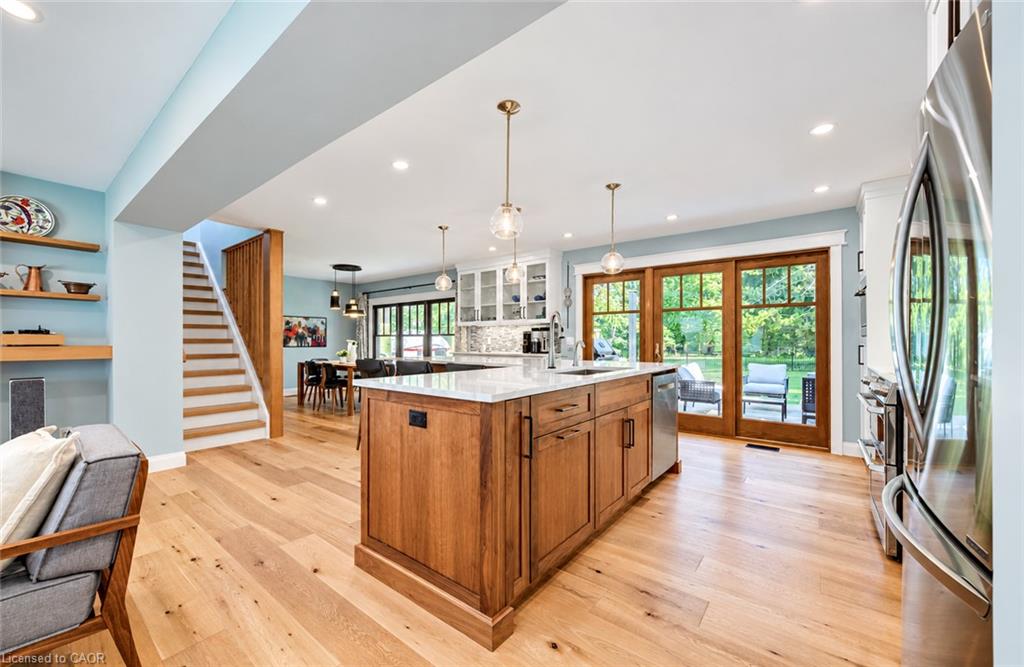 656 Westmount Road W Property Photo 8