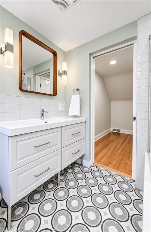 656 Westmount Road W Property Photo 33