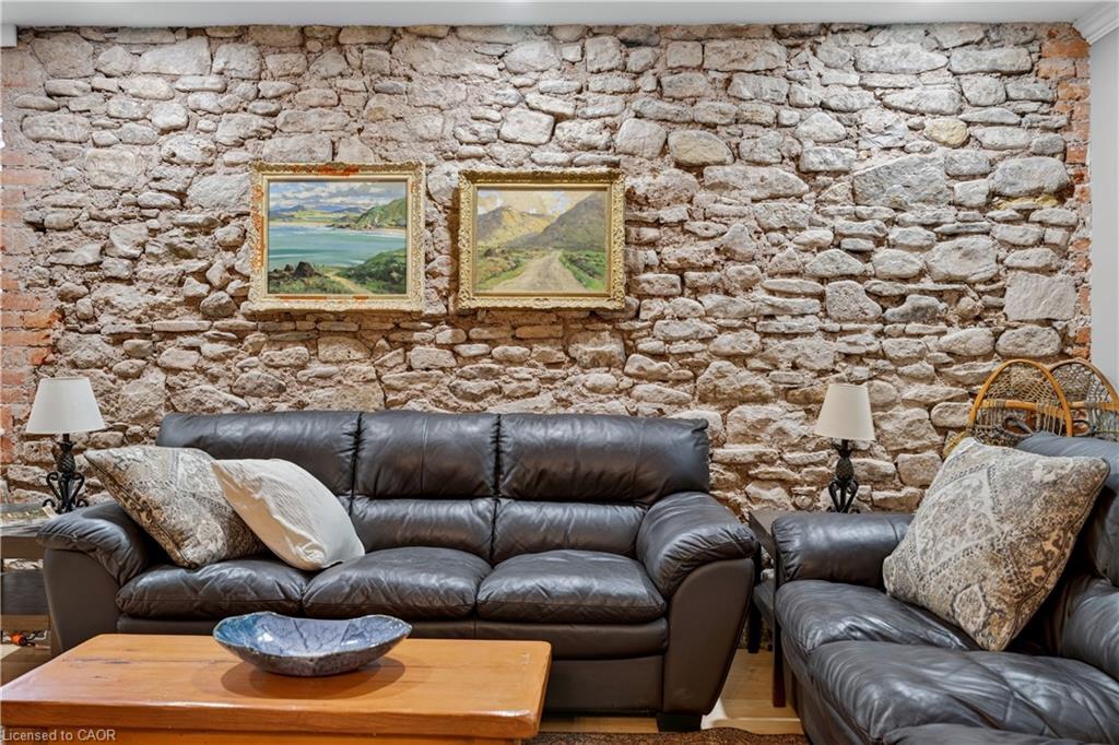 21 Brock Street N Property Photo 8