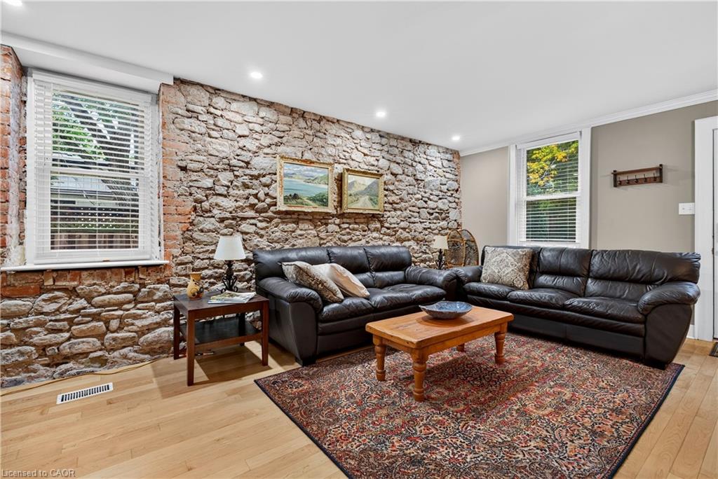21 Brock Street N Property Photo 9