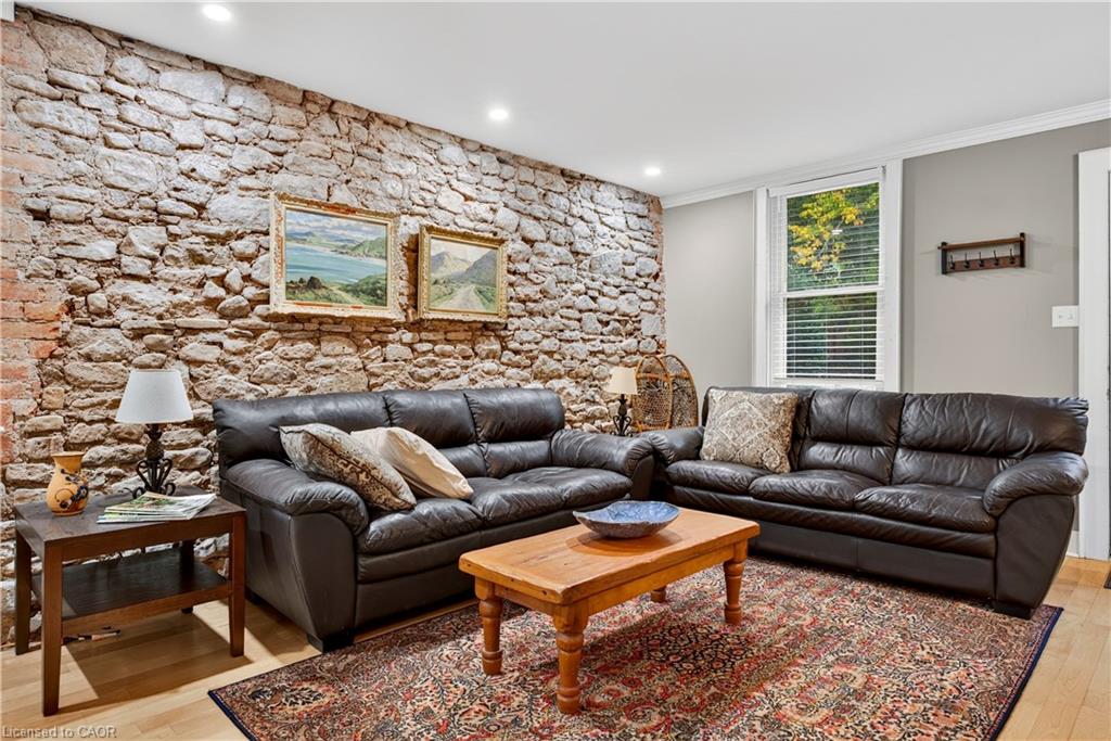 21 Brock Street N Property Photo 10