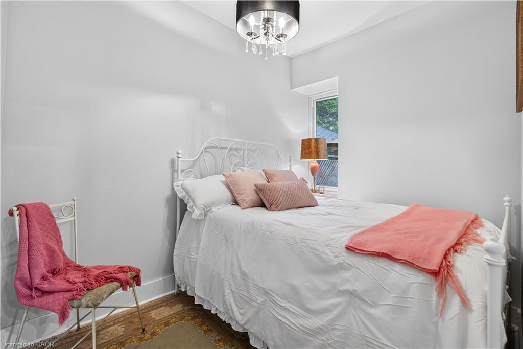 21 Brock Street N Property Photo 30