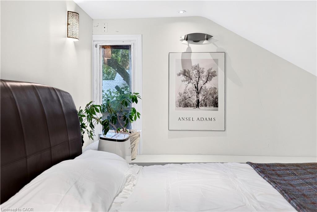 21 Brock Street N Property Photo 35