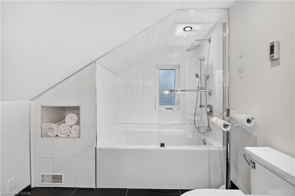 21 Brock Street N Property Photo 37