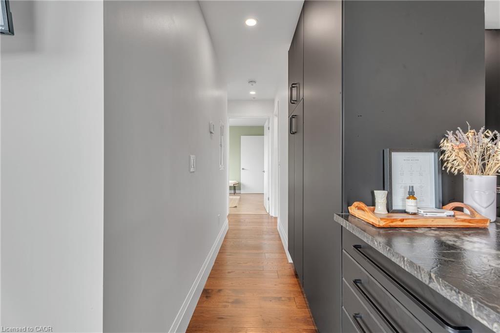 504-455 Charlton Avenue E Property Photo 11