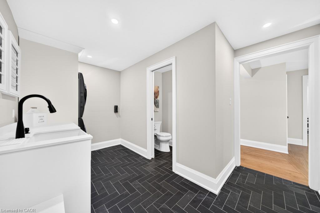 385 Rosslyn Drive Property Photo 8