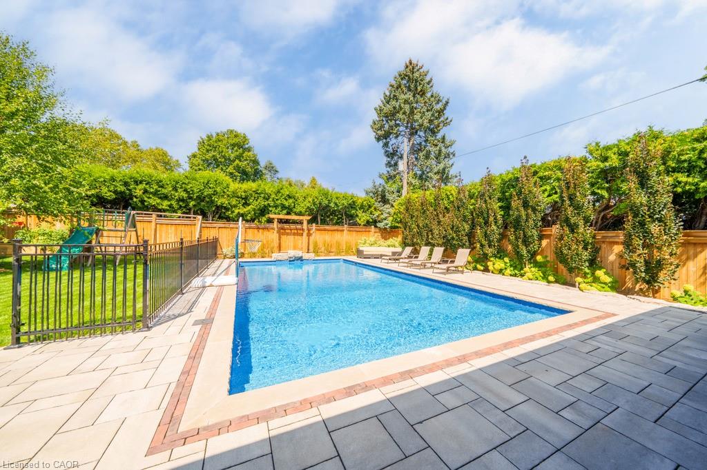 385 Rosslyn Drive Property Photo 38