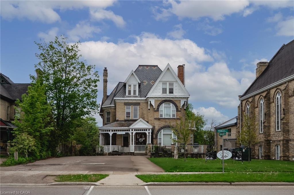 731 Princes Street N Property Photo 1