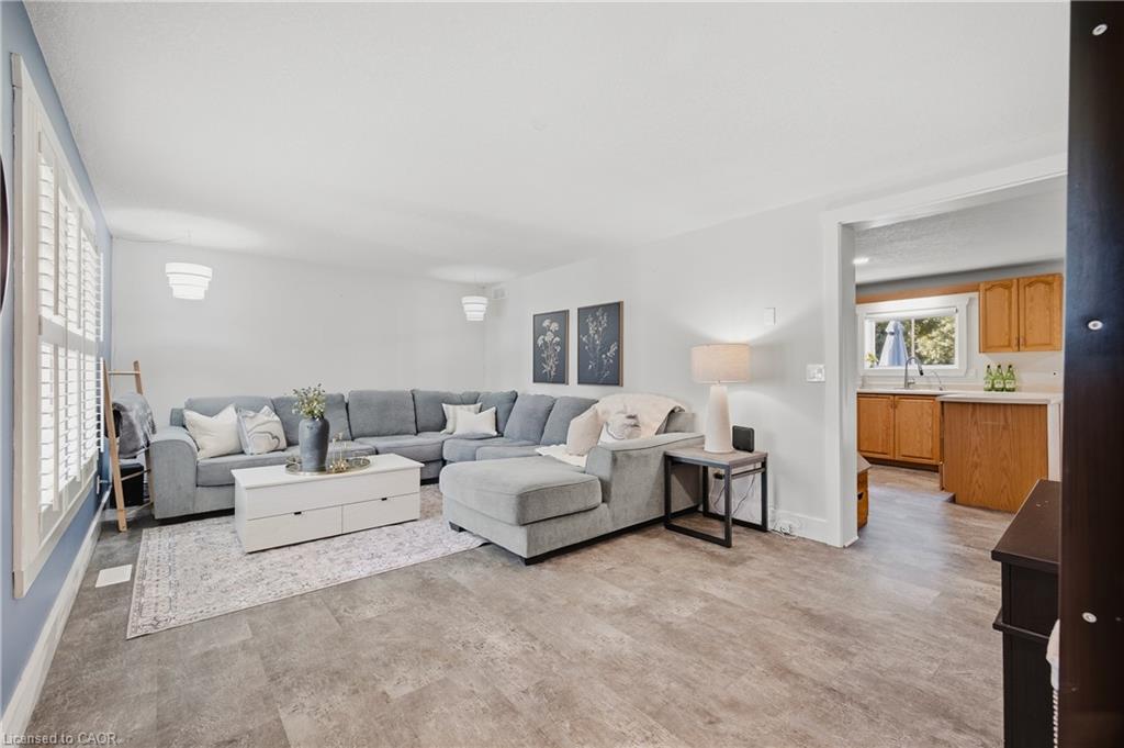 1065 Howick Street Property Photo 3