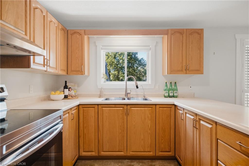 1065 Howick Street Property Photo 8