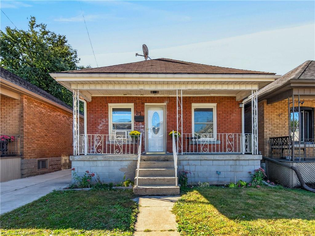 21 Cameron Avenue N Property Photo 1