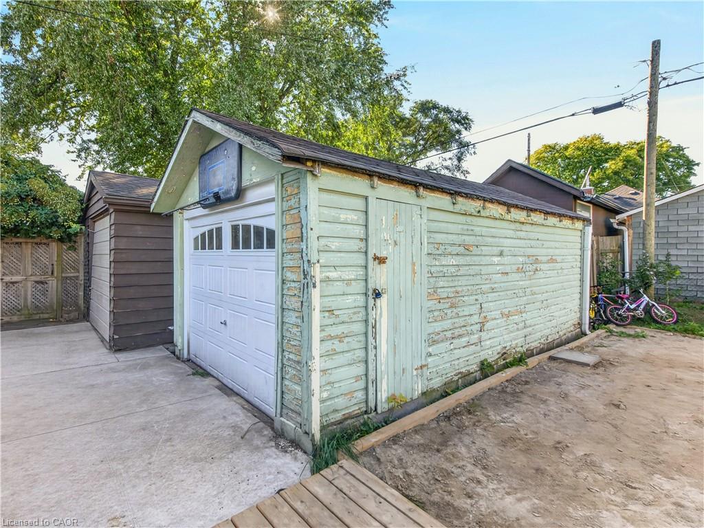 21 Cameron Avenue N Property Photo 28