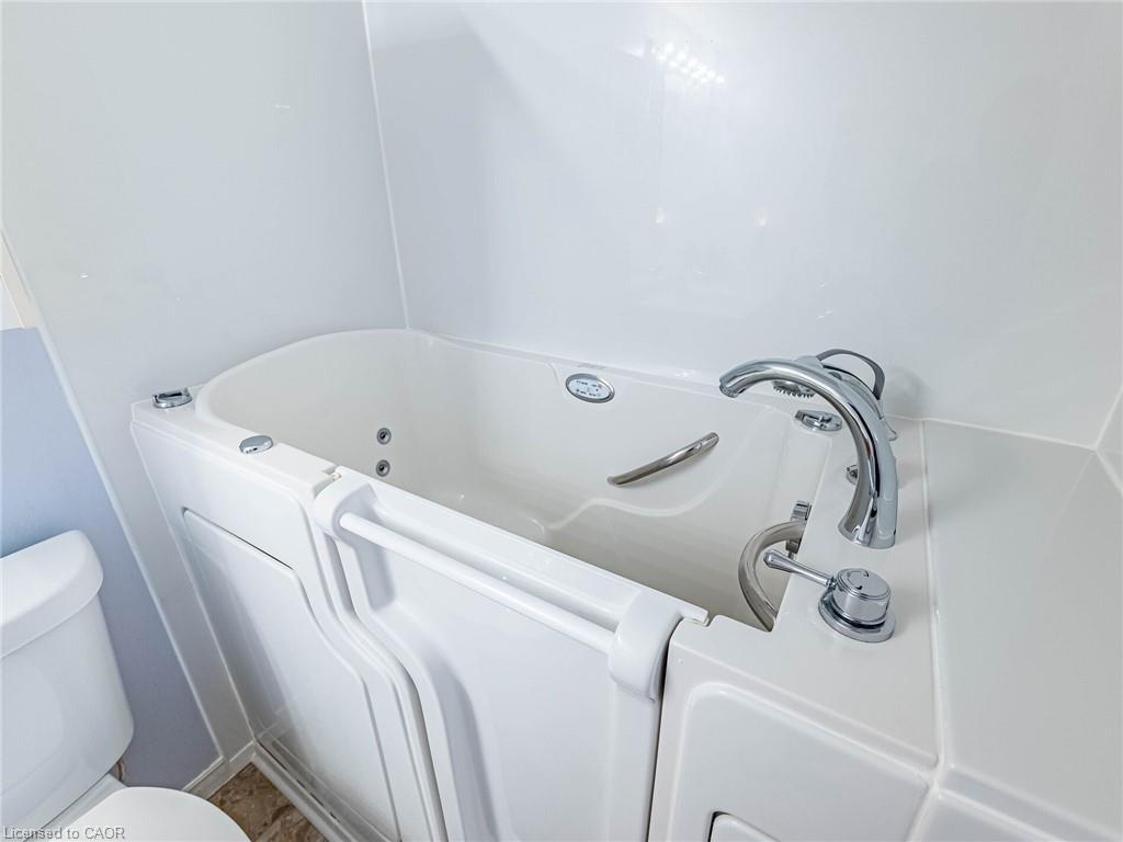 105-3267 King Street E Property Photo 19