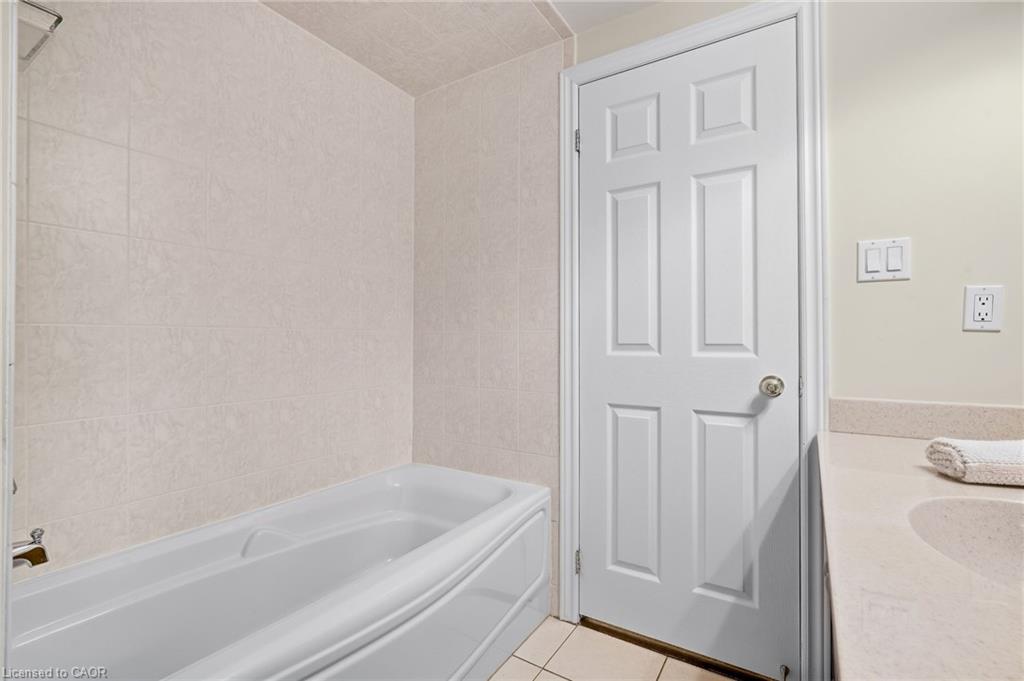 301-390 Upper Middle Road Property Photo 26