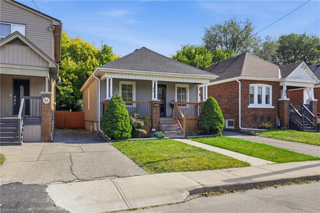 84 Barons Avenue N Property Photo 2
