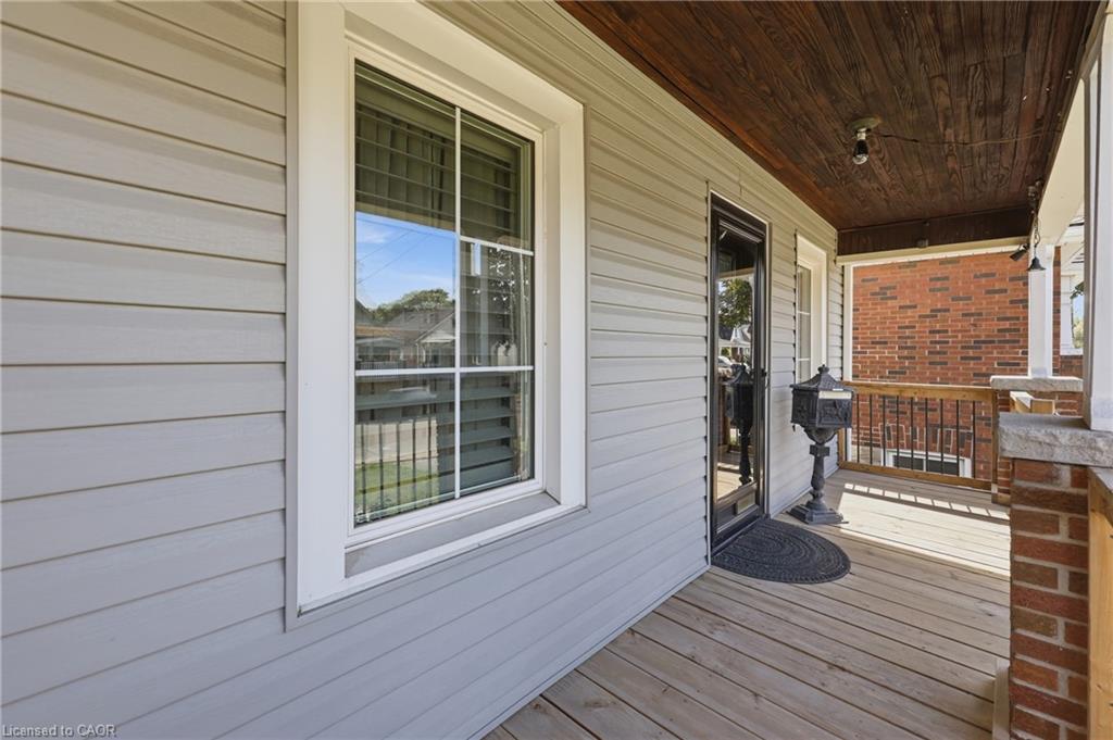 84 Barons Avenue N Property Photo 3