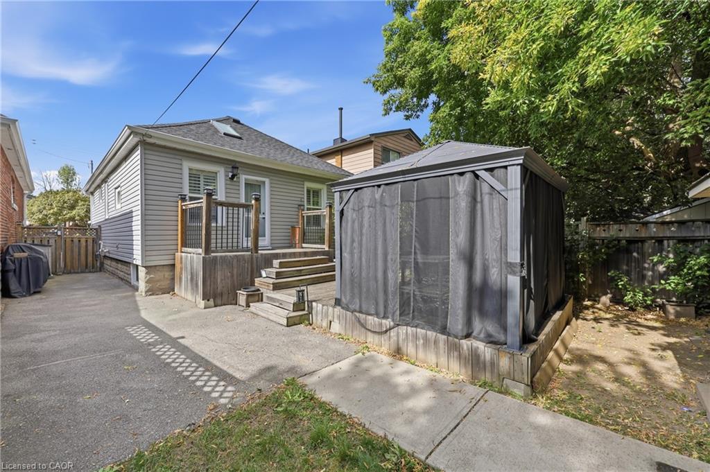 84 Barons Avenue N Property Photo 23