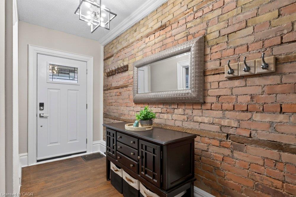 427 Jackson Street W Property Photo 4