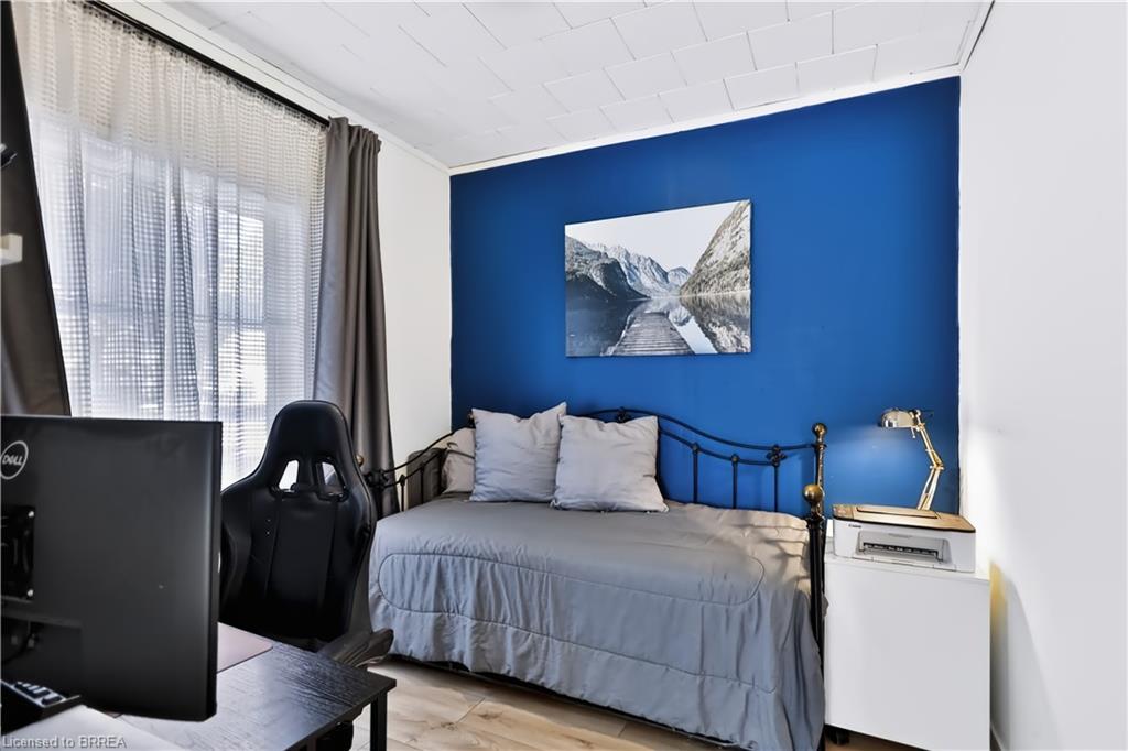 277 Queen Street N Property Photo 15