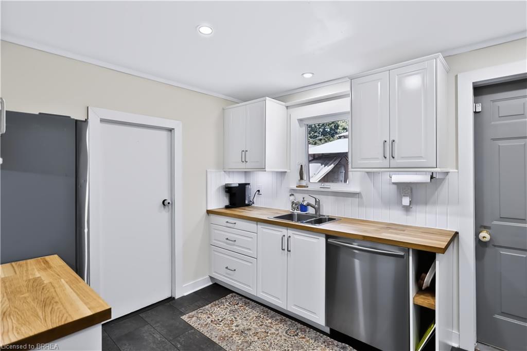 277 Queen Street N Property Photo 17