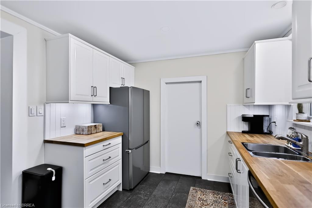 277 Queen Street N Property Photo 18